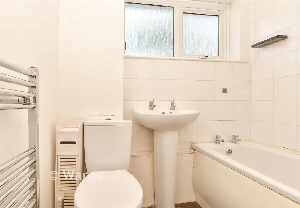 Bathroom - Gravel Walk, Rochester, Kent - Wards of Kent