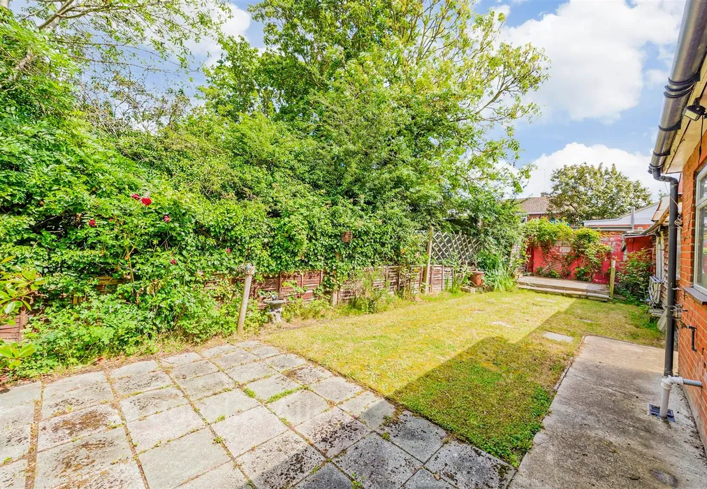 Rear Garden - Fauners, Basildon, Essex - Wards of Kent