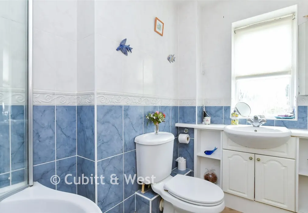 En-Suite Bathroom - Jasmine Close, Marlborough Place, Littlehampton, West Sussex - Wards of Kent