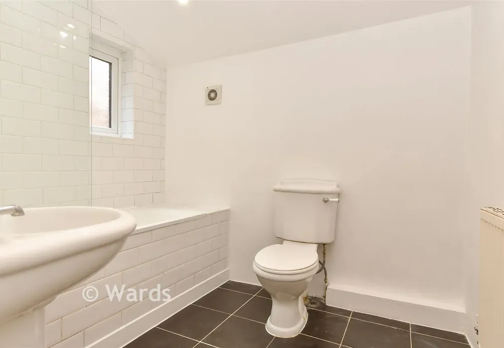 Bathroom - Foord Street, Rochester, Kent - Wards of Kent