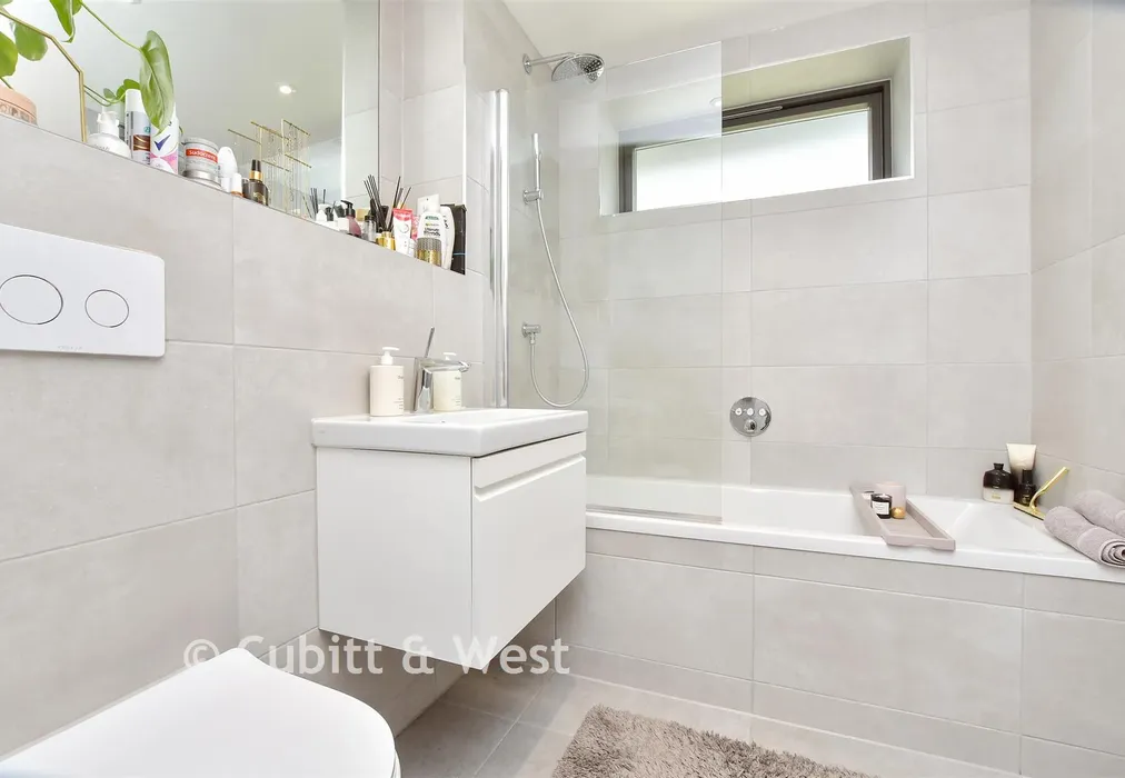 Bathroom - Manor Road, Wallington, Surrey - Wards of Kent