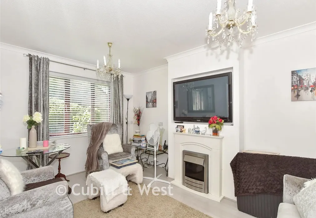 Lounge/ Dining Room. - Windmill Platt, Handcross, Haywards Heath, West Sussex - Wards of Kent