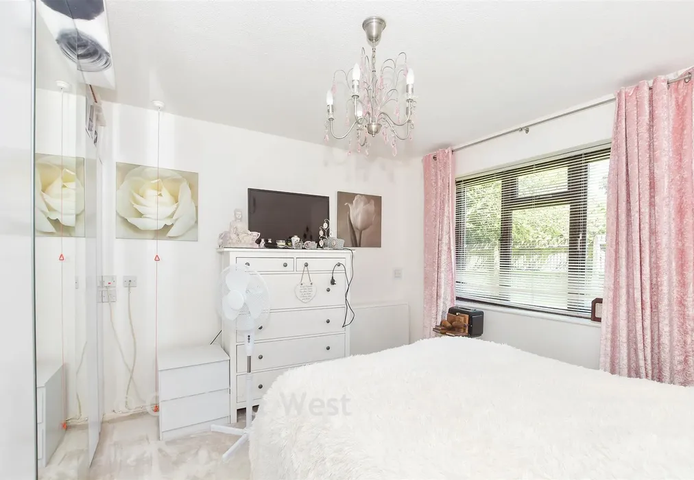 Bedroom - Windmill Platt, Handcross, Haywards Heath, West Sussex - Wards of Kent