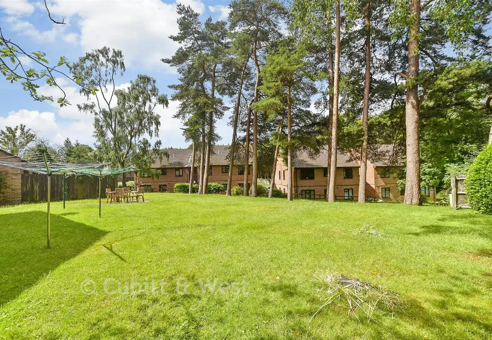 Communal Gardens - Windmill Platt, Handcross, Haywards Heath, West Sussex - Wards of Kent