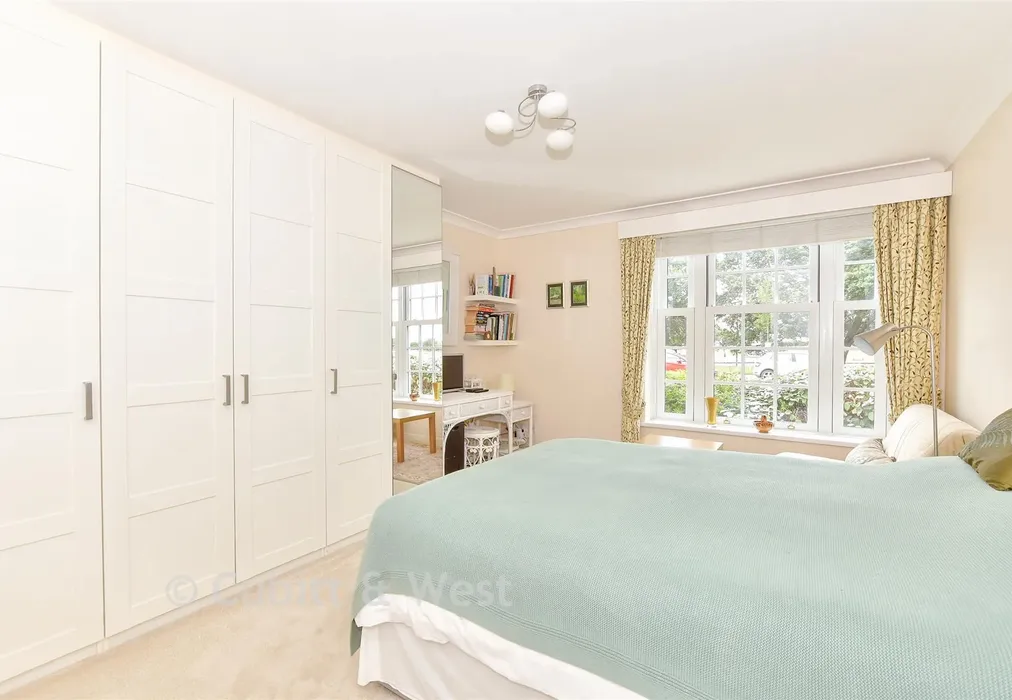 Bedroom 1 - St. Helen's Parade, Southsea, Hampshire - Wards of Kent