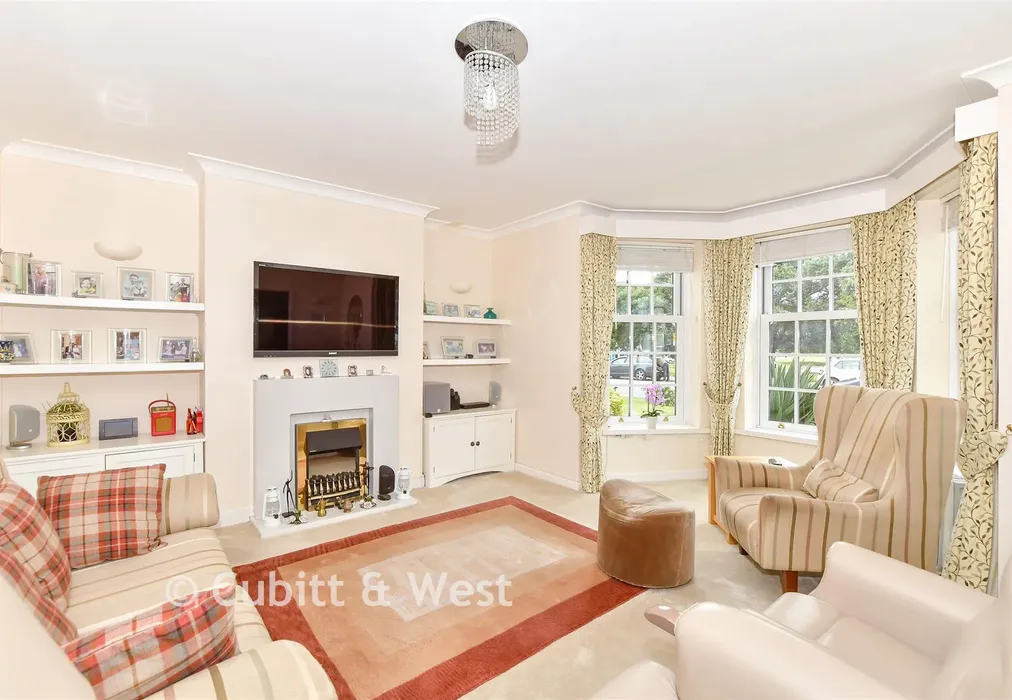 Lounge - St. Helen's Parade, Southsea, Hampshire - Wards of Kent