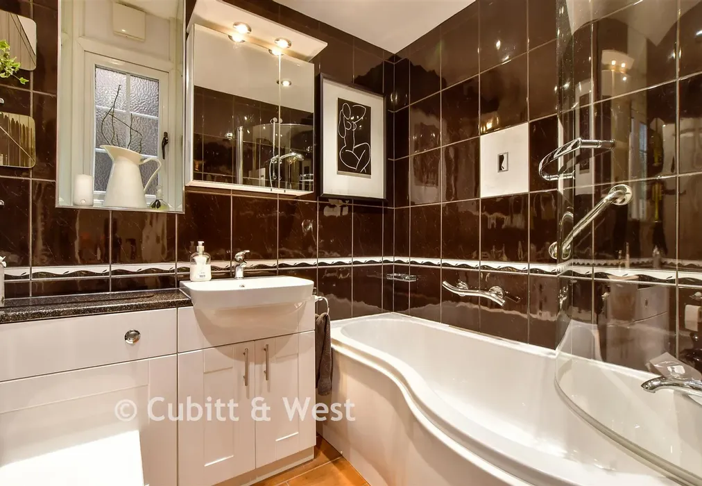 Bathroom - St. Helen's Parade, Southsea, Hampshire - Wards of Kent