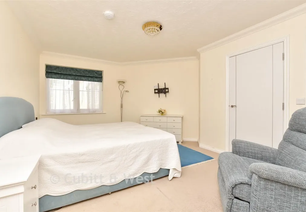 Bedroom 1 - Great Tattenhams, Epsom, Surrey - Wards of Kent