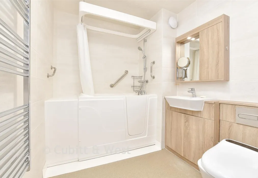 En-Suite - Great Tattenhams, Epsom, Surrey - Wards of Kent