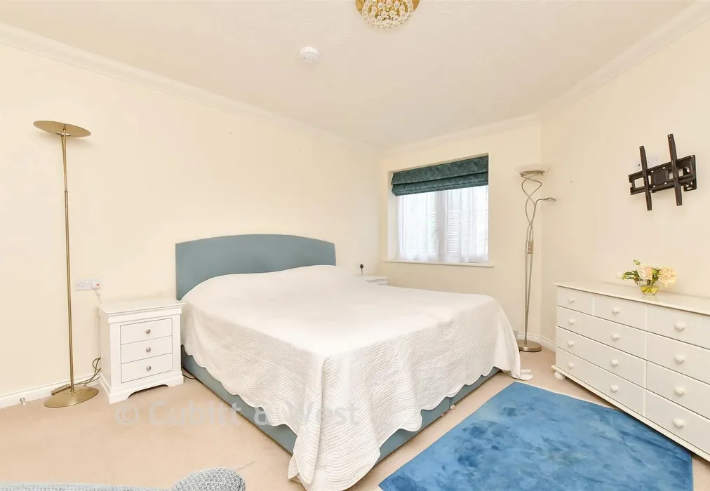 Bedroom 1 - Great Tattenhams, Epsom, Surrey - Wards of Kent