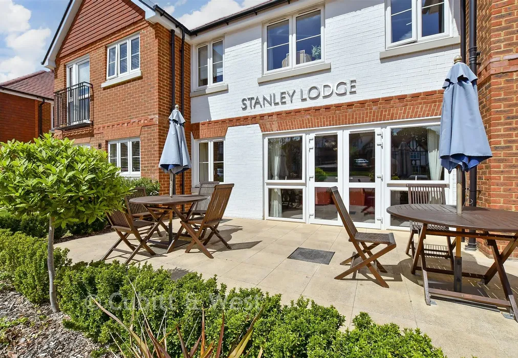 Communal Terrace - Great Tattenhams, Epsom, Surrey - Wards of Kent