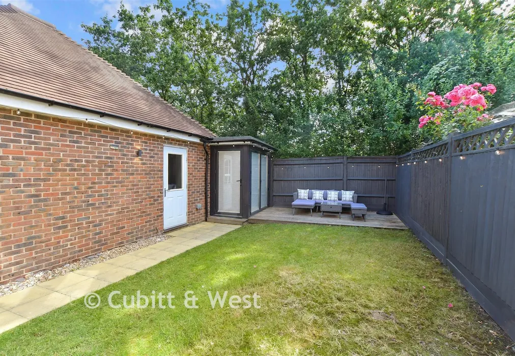 Rear Garden - Kilnwood Close, Faygate, West Sussex - Wards of Kent