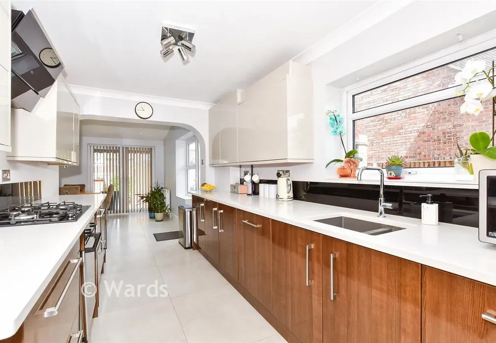 Kitchen - Sycamore Drive, Greenacres, Aylesford, Kent - Wards of Kent
