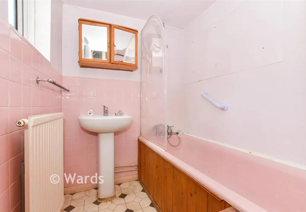 Bathroom - Bowling Street, Sandwich, Kent - Wards of Kent