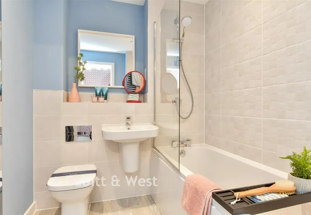 En-Suite - Elizabeth Square, Sword Street, Worthing, West Sussex - Wards of Kent