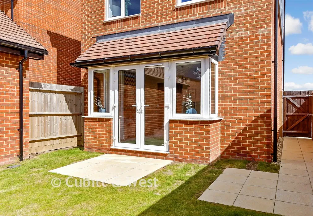 Rear Garden - Elizabeth Square, Sword Street, Worthing, West Sussex - Wards of Kent