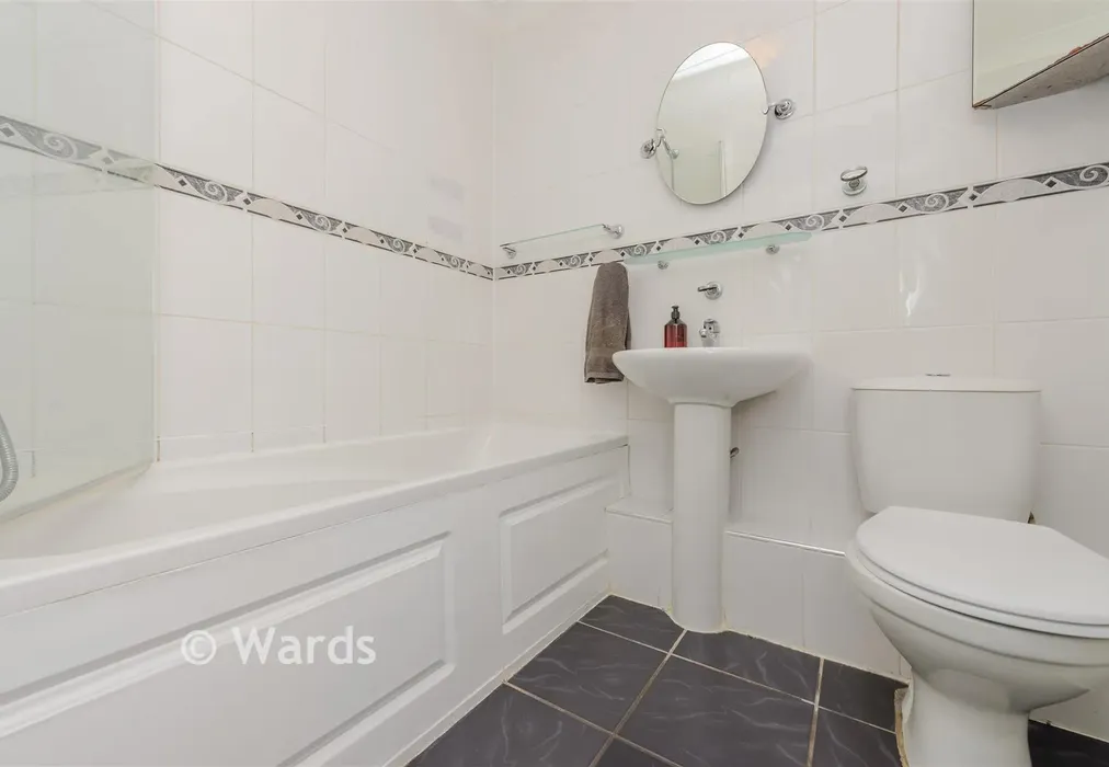 Bathroom - Erith Road, Belvedere, Kent - Wards of Kent
