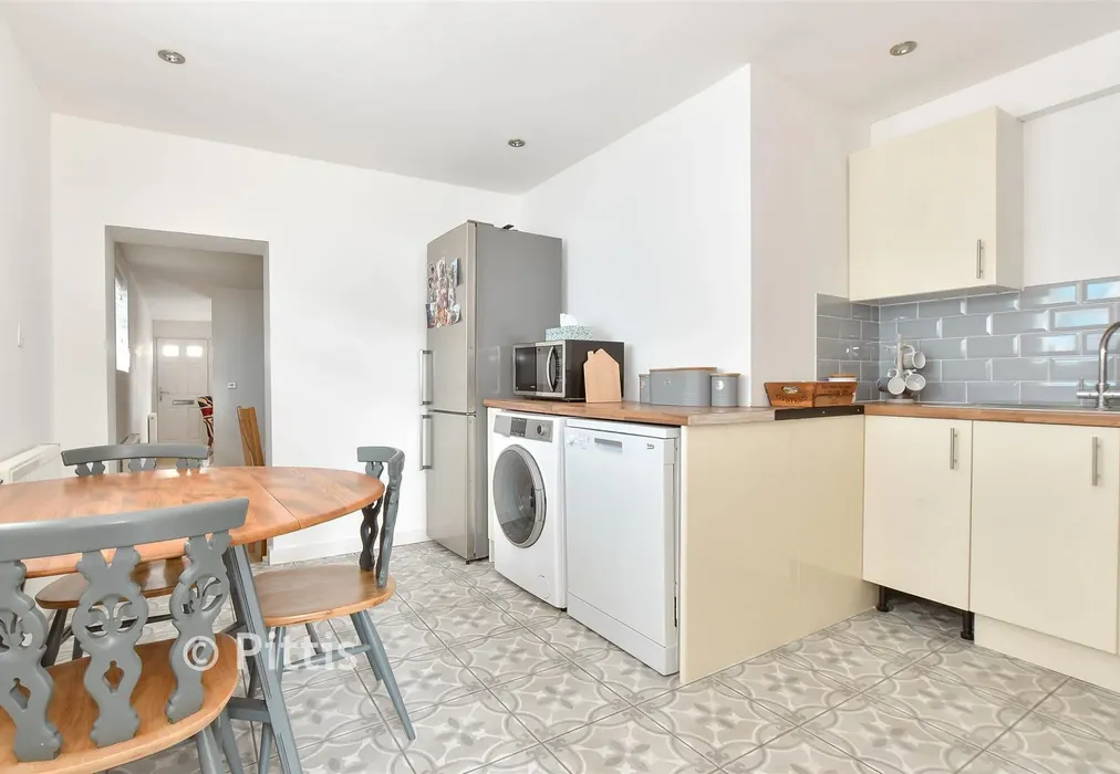 Kitchen - Nelson Street, Ryde, Isle of Wight - Wards of Kent