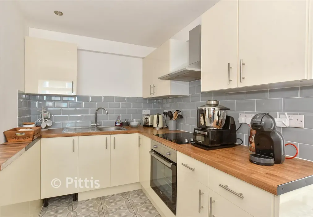 Kitchen - Nelson Street, Ryde, Isle of Wight - Wards of Kent