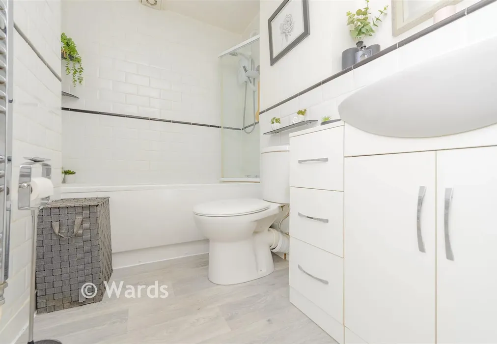 Bathroom - St. Edmund's Road, Dartford, Kent - Wards of Kent