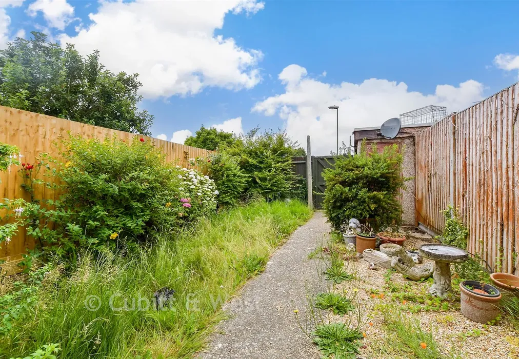 Rear Garden - Wheatcroft, Littlehampton, West Sussex - Wards of Kent