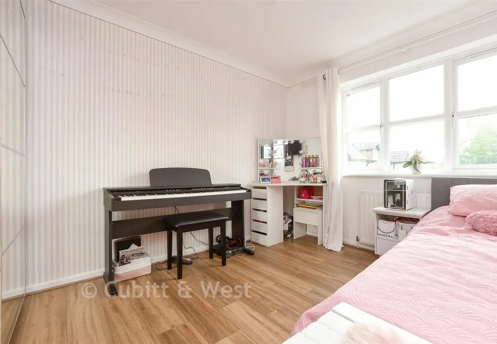 Bedroom 1 - The Woodlands, Smallfield, Surrey - Wards of Kent