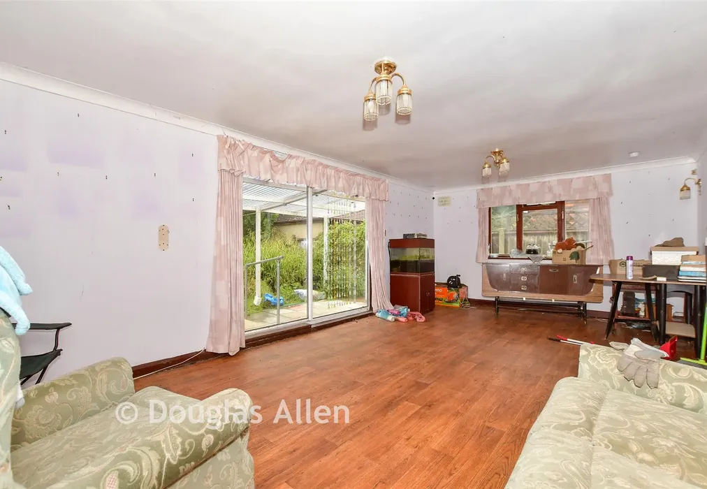 Lounge/Diner - Branksome Avenue, Wickford, Essex - Wards of Kent