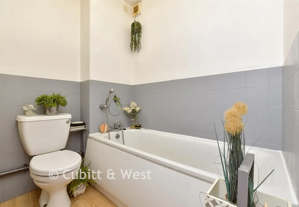 Bathroom - Denmark Road, Carshalton, Surrey - Wards of Kent