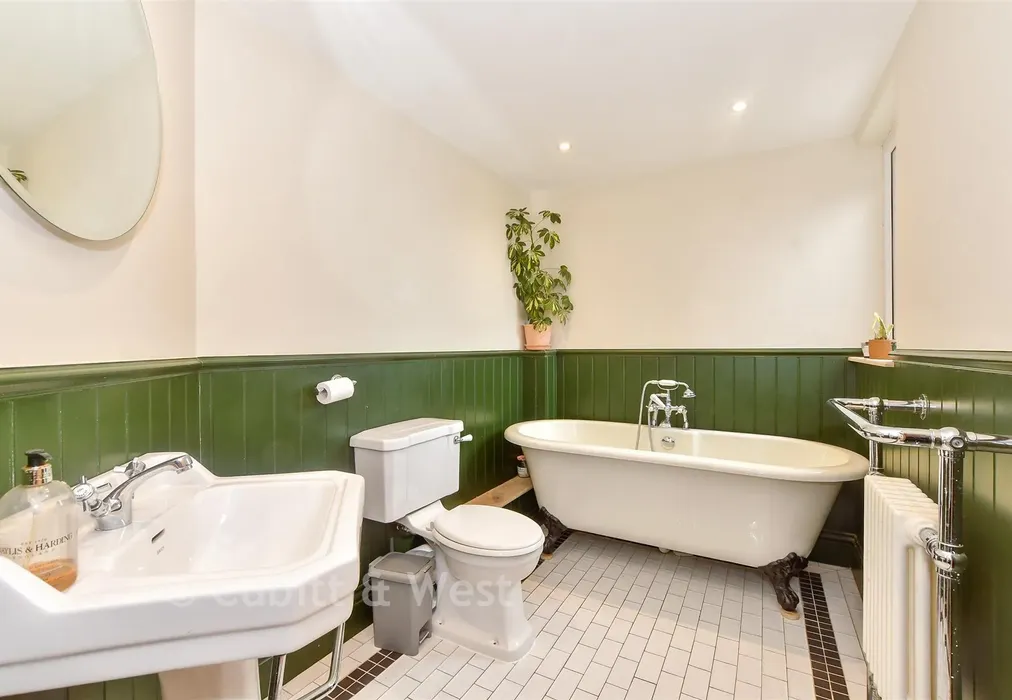Bathroom - Fawcett Road, Southsea, Hampshire - Wards of Kent