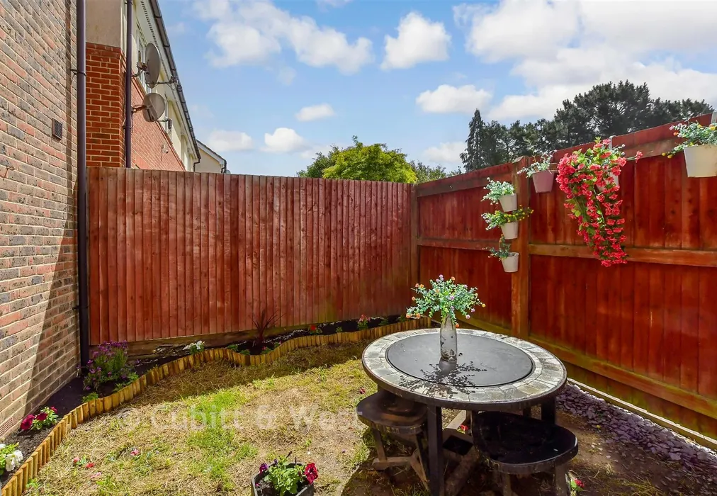 Rear Garden - Deer Way, Horsham, West Sussex - Wards of Kent