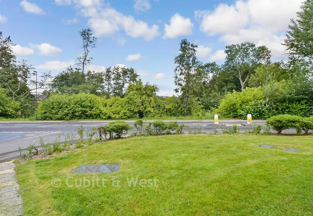 Communal Gardens - Deer Way, Horsham, West Sussex - Wards of Kent