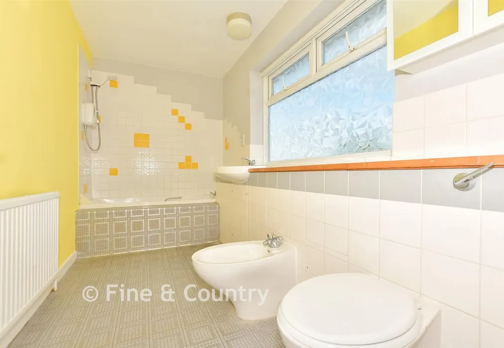 Bathroom - Old Dover Road, Capel-Le-Ferne, Kent - Wards of Kent