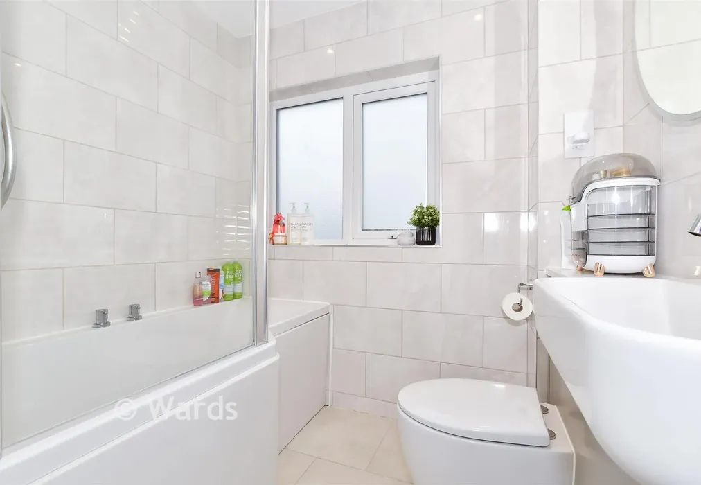 Bathroom - Pembroke Road, Coxheath, Maidstone, Kent - Wards of Kent