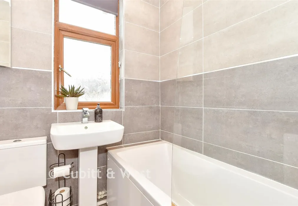Bathroom - Allcot Road, Portsmouth, Hampshire - Wards of Kent