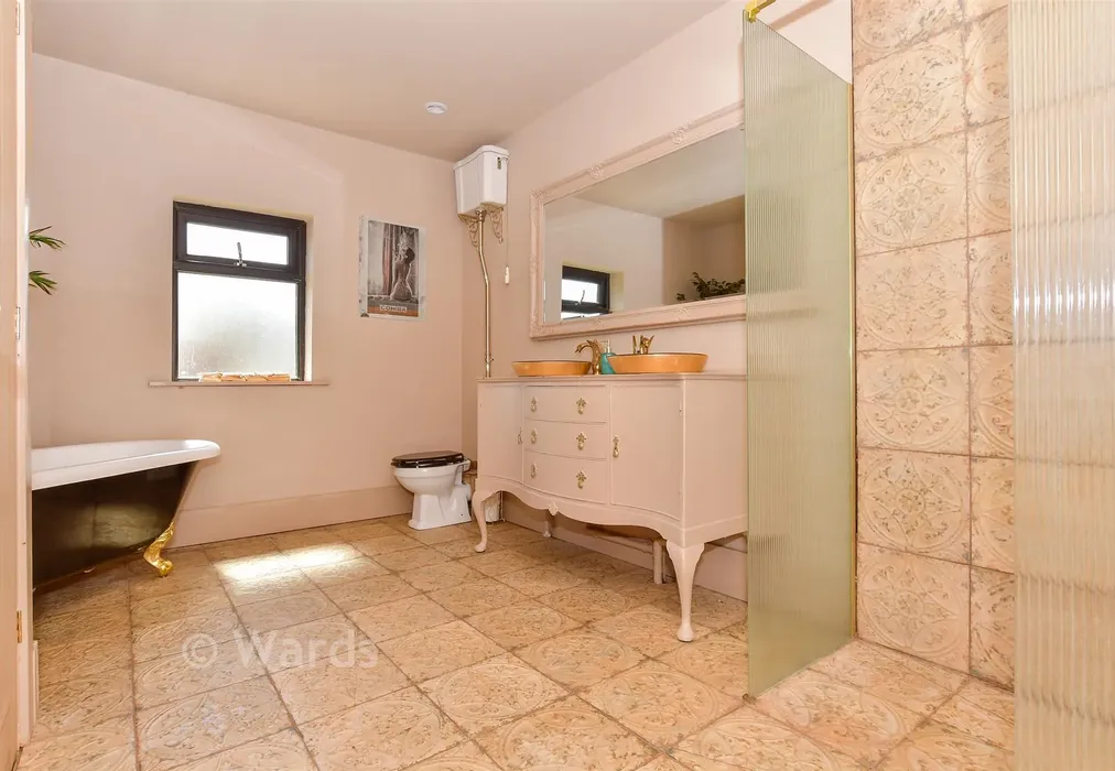 Bathroom - Dover Road, Westcliffe, Kent - Wards of Kent