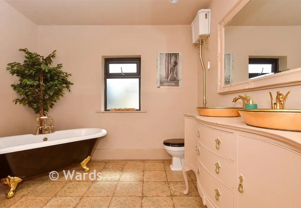 Bathroom - Dover Road, Westcliffe, Kent - Wards of Kent