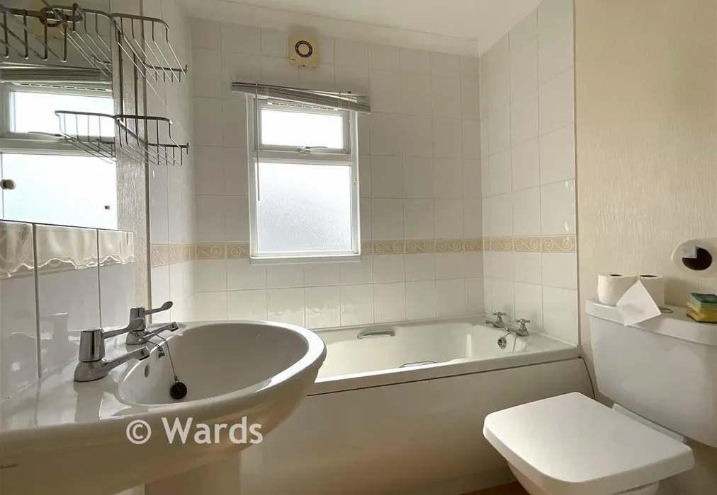 Bathroom - London Road, West Kingsdown, Kent - Wards of Kent