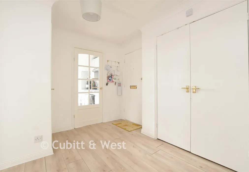 Entrance Hall - Green Lane, Redhill, Surrey - Wards of Kent