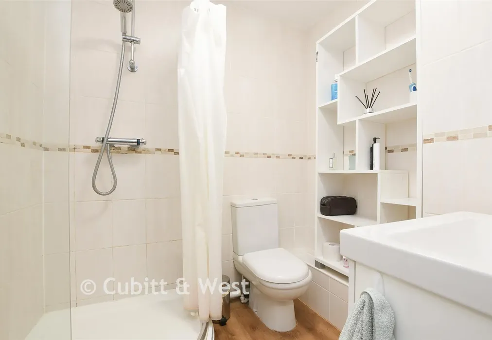 En-Suite Shower Room - Green Lane, Redhill, Surrey - Wards of Kent
