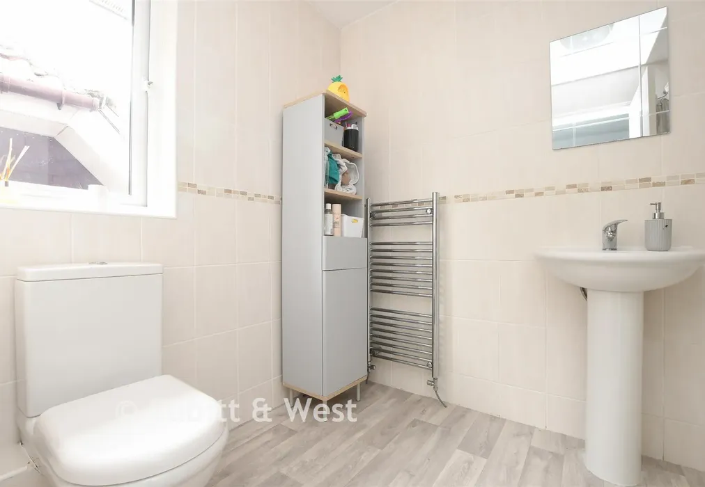 En-Suite Bathroom - Green Lane, Redhill, Surrey - Wards of Kent