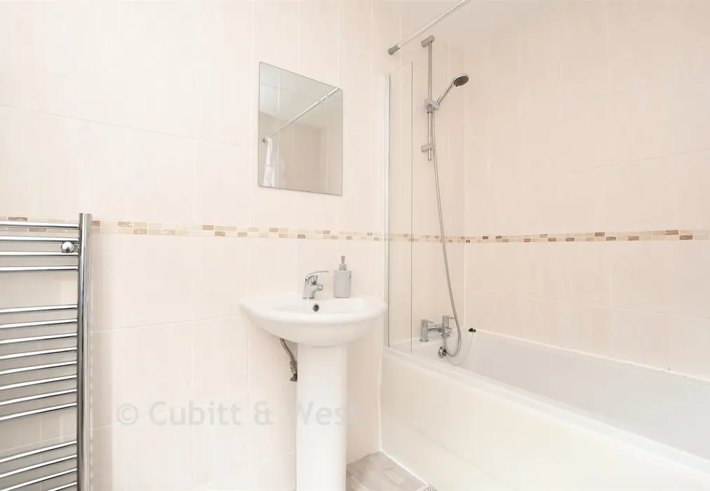 En-Suite Bathroom - Green Lane, Redhill, Surrey - Wards of Kent