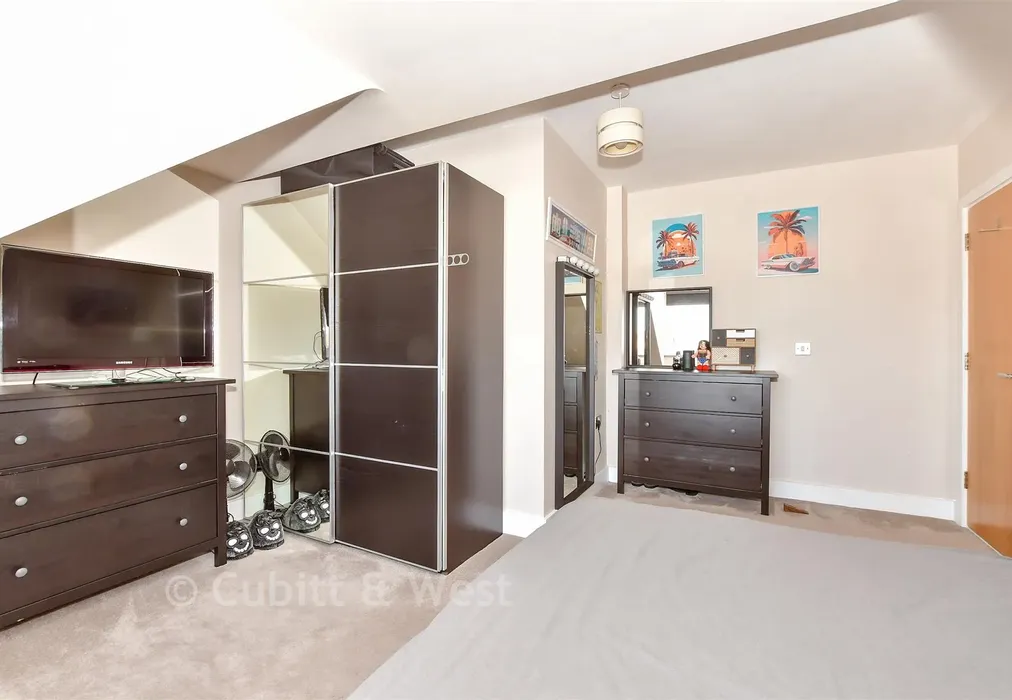 Bedroom 1 - Henderson Road, Southsea, Hampshire - Wards of Kent