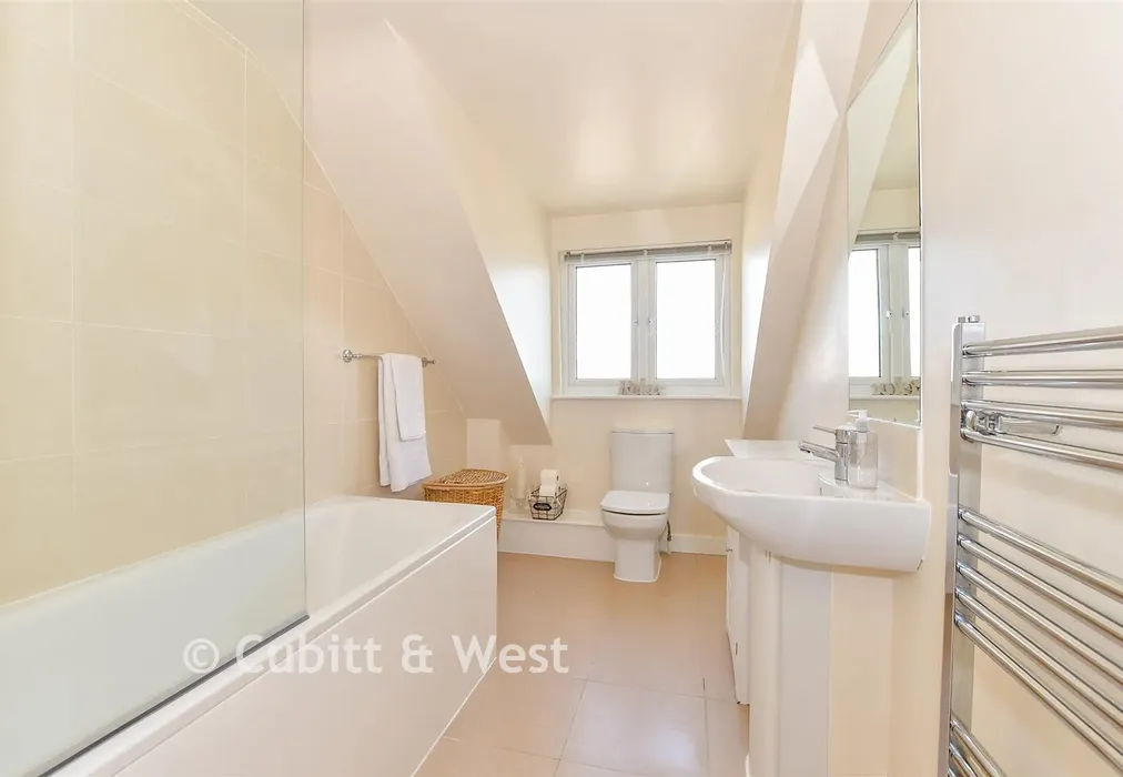 Bathroom - Henderson Road, Southsea, Hampshire - Wards of Kent