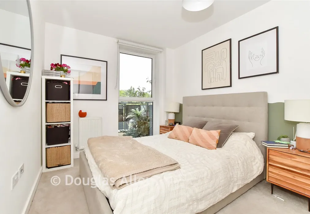 Bedroom 1 - Lena Kennedy Close, Chingford - Wards of Kent