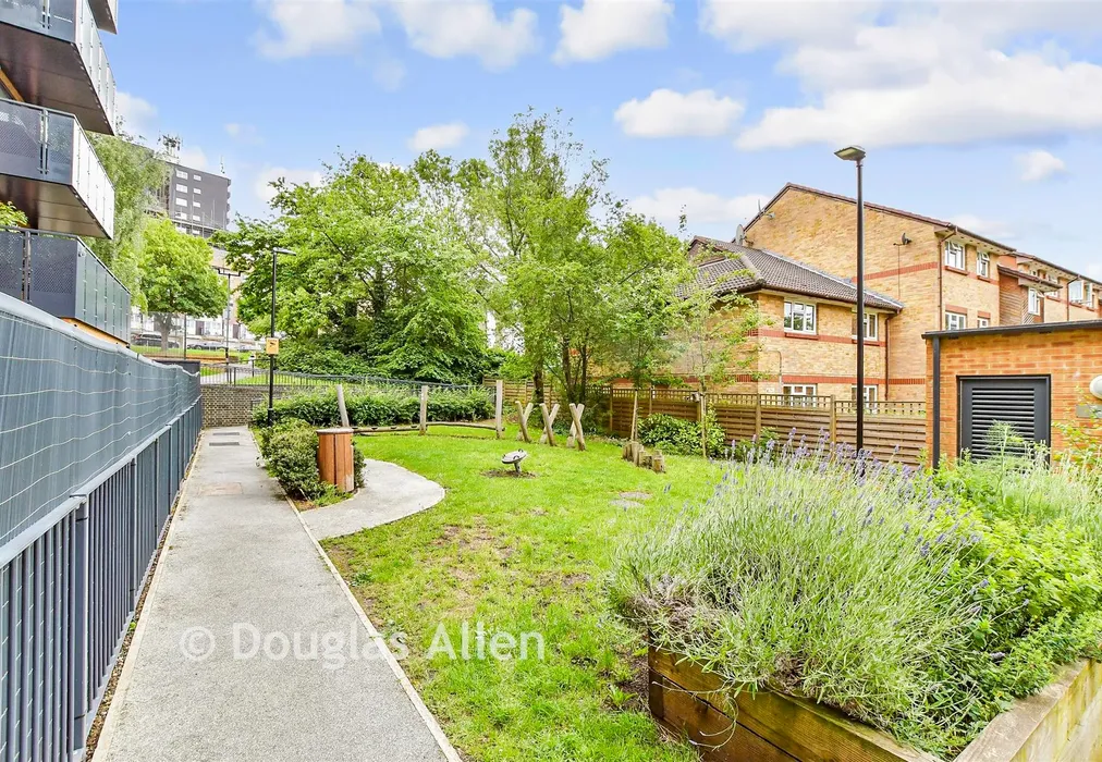 Communal Gardens - Lena Kennedy Close, Chingford - Wards of Kent