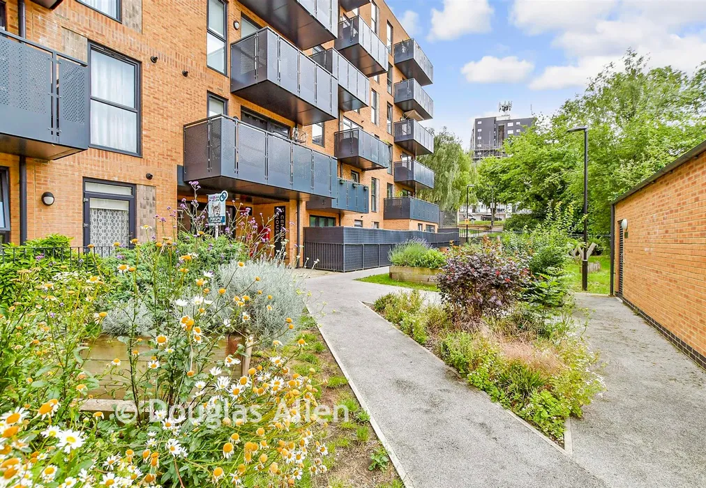 Communal Gardens - Lena Kennedy Close, Chingford - Wards of Kent