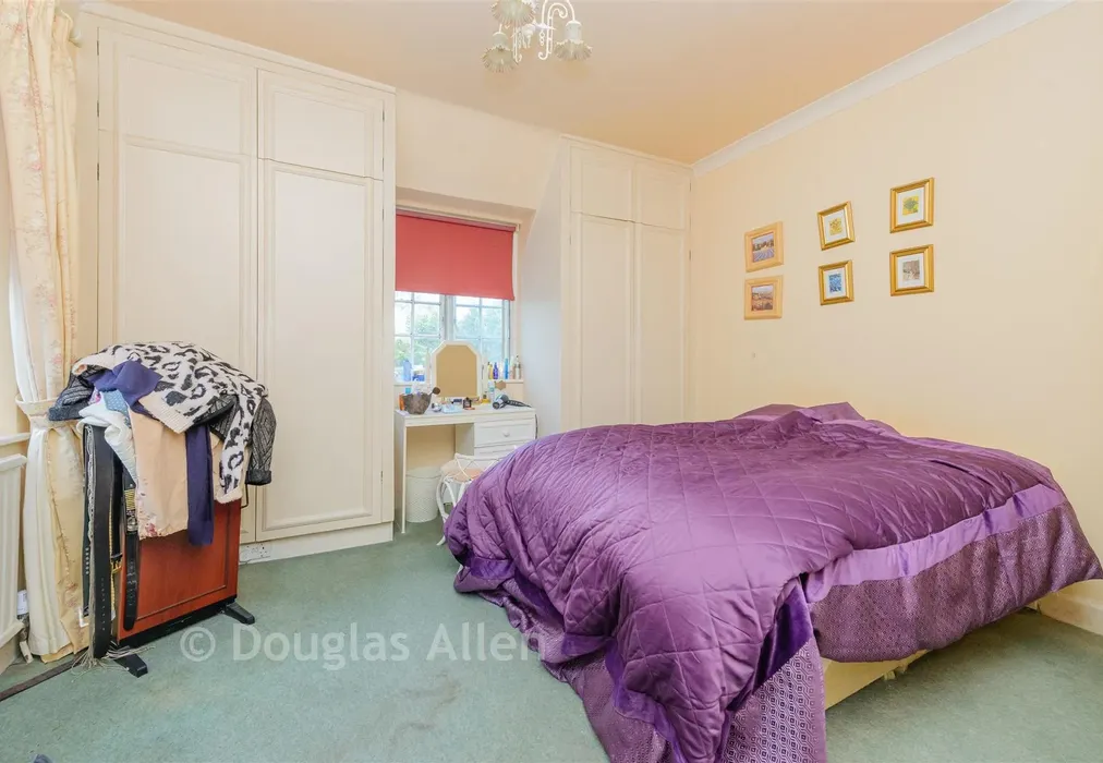 Bedroom 1 - Woodbury Hill, Loughton, Essex - Wards of Kent