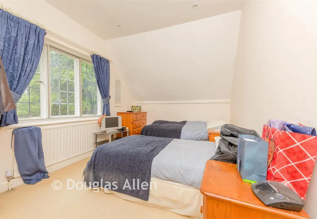 Bedroom 2 - Woodbury Hill, Loughton, Essex - Wards of Kent
