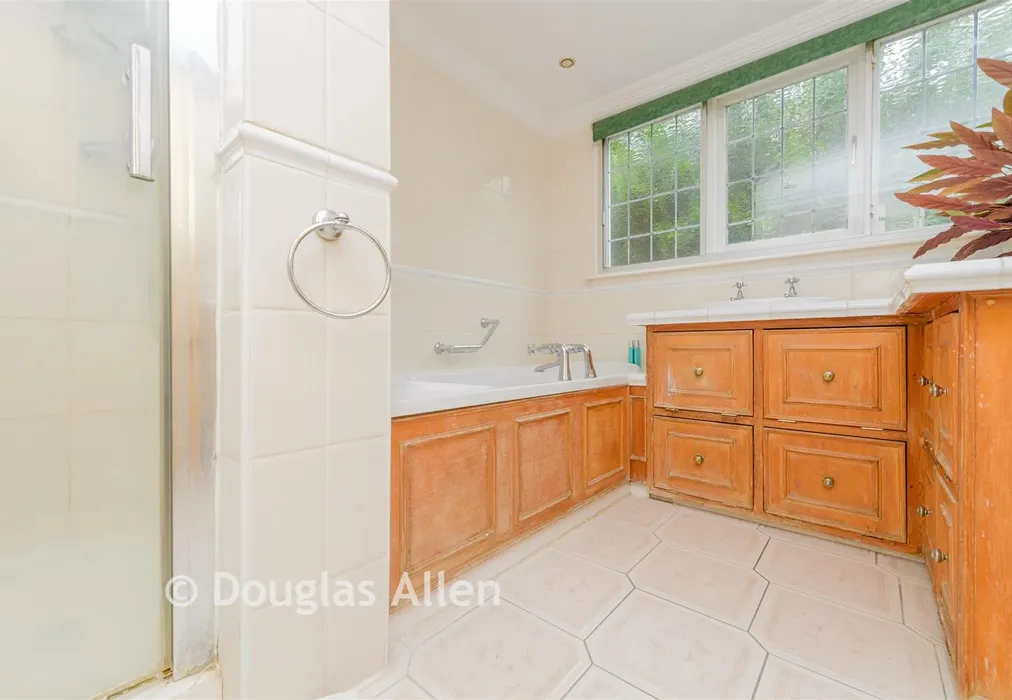 Bathroom - Woodbury Hill, Loughton, Essex - Wards of Kent