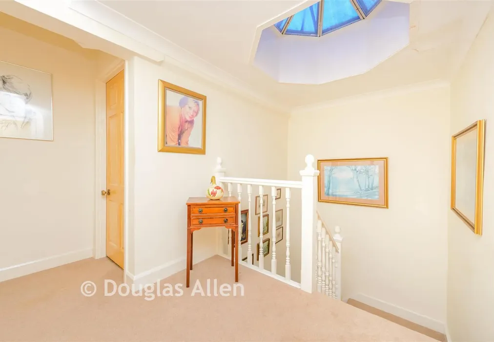 Landing - Woodbury Hill, Loughton, Essex - Wards of Kent
